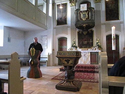 db_10_Durch_Knopfdruck_vom_Altar_aus_vertandigt_sich_Pfarrer_und_Organist1.jpg